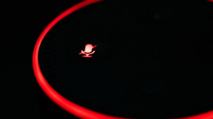 Echo Dot con Alexa in modalità muta con luce rossa accesa